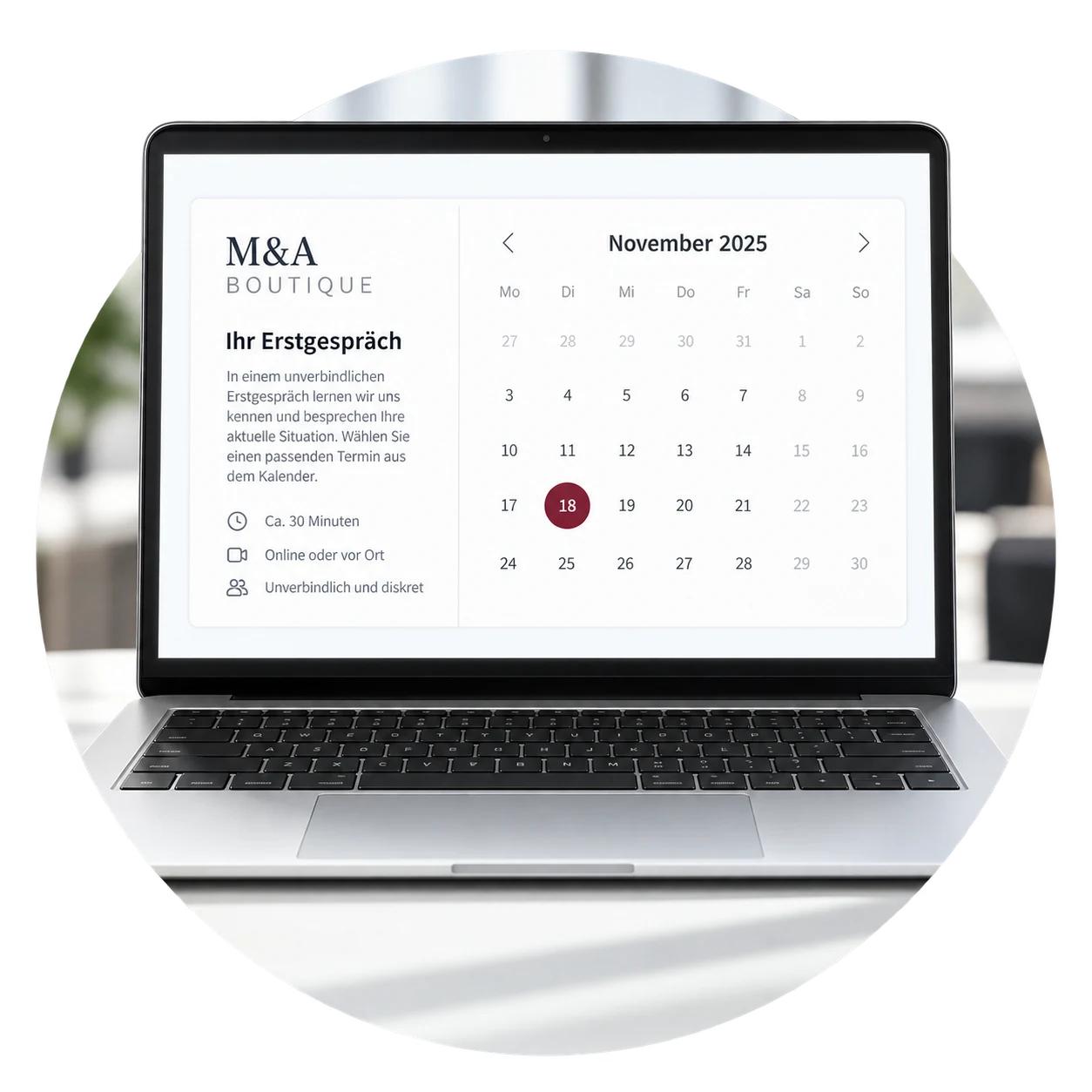 Illustration: Laptop mit geöffnetem Terminkalender auf einem Tisch