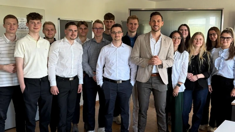 Dr. Patrick Stumpf mit Studierenden nach dem M&A-Fallstudienmodul an der Dualen Hochschule Gera-Eisenach