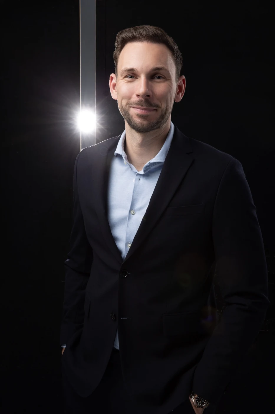 Dr. Patrick Stumpf vor dunklem Hintergrund