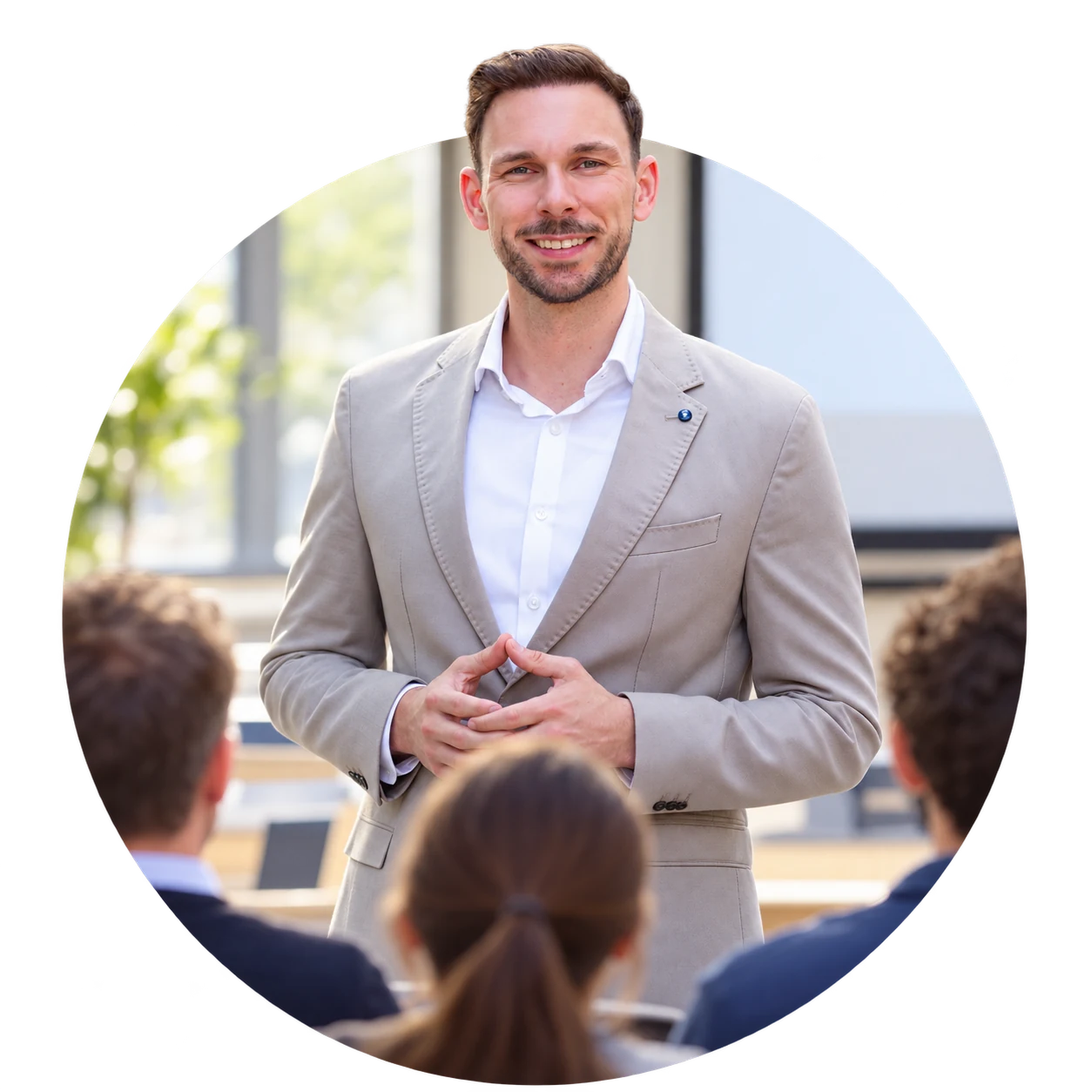 Illustration: Dr. Patrick Stumpf vor Teilnehmenden eines Seminars