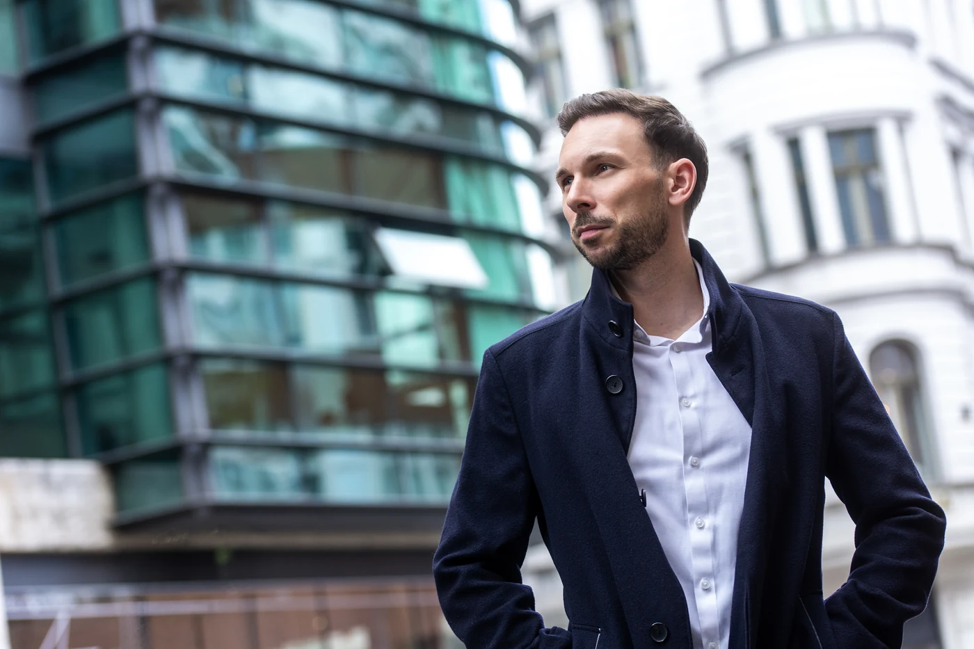 Dr. Patrick Stumpf vor einer Glasfassade