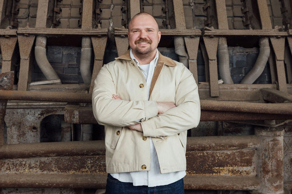 Richard Wicher vor einer Industrieanlage